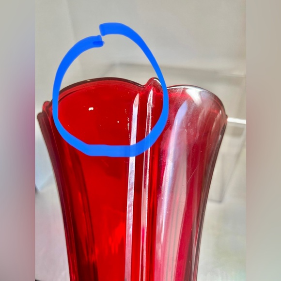 BEAUTIFUL VINTAGE RUBY RED LILY SHAPED GLASS VASE (HEIGHT 9 1/2) - Picture 8 of 9